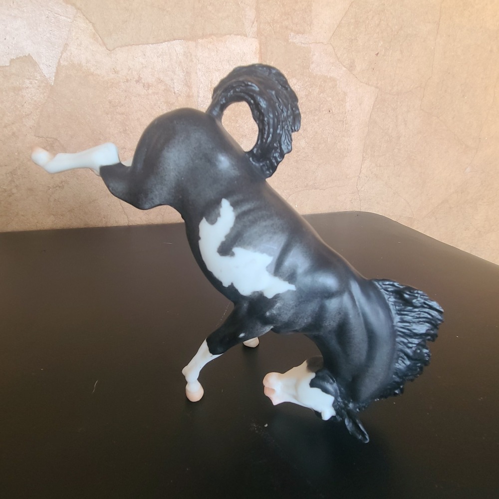 Breyer 2004 750104 Tornado Blue Roan Pinto Bucking America's Wild Mustangs Horse - Picture 4 of 12